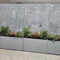 هک لوگو روی فلاورباکس پارتیشنی فلزی | ایده سبز