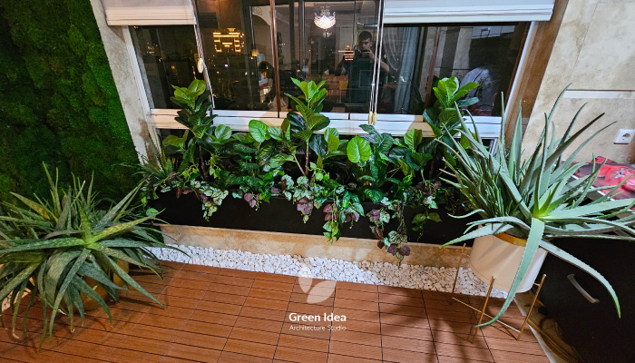 گلدان بالکن سبز با گیاهان مصنوعی