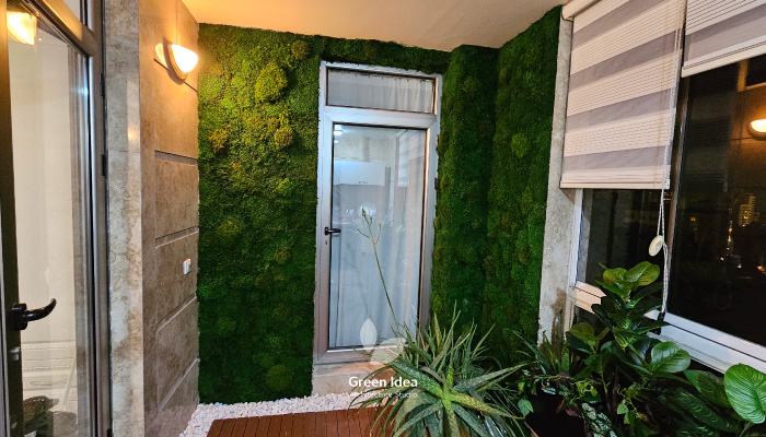 دکور بالکن سبز با دیوار خزه ای و گیاه مصنوعی